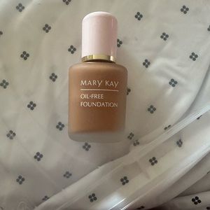 Mary Kay golden bronze new in Box size 1fl